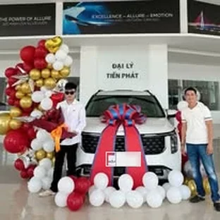 Kia Cà Mau - Khách hàng nhận xe sau khi hoàn tất thủ tục.